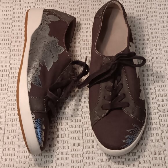 Dansko women's 'Olisa' canvas & silver foil floral accent lace-up sneakers sz 40 - Picture 1 of 14
